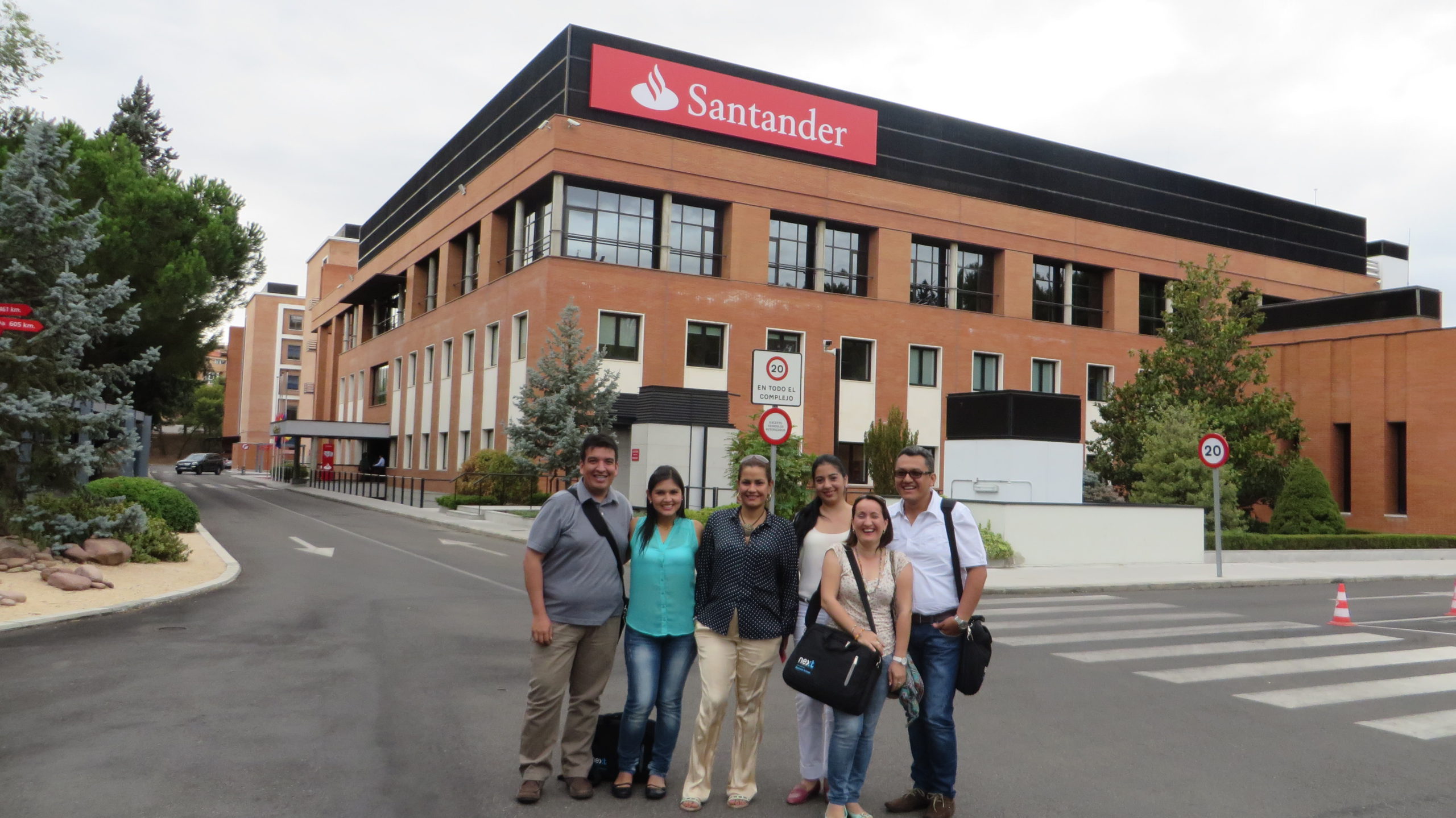 Estudiantes colombianos aprenden sobre comercio exterior