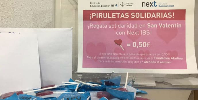 Las piruletas solidarias llenan Next IBS por San Valentín